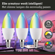 Drie dimbare RGBW LED-lampen met instelbaar wit licht in een moderne woonkamer