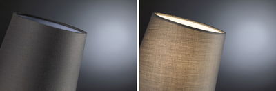 Grijze stoffen lampenkap close-up, links uit, rechts warm verlicht, moderne woonverlichting