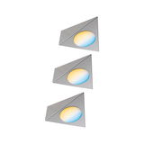 Drie driehoekige LED-inbouwspots van geborsteld aluminium met warm wit en blauw licht