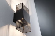 Moderner schwarzer Metall-Wandleuchter mit Gitterstruktur und warmweißem Licht für Innenräume
