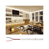 Bande LED avec LEDs blanc chaud et câbles de connexion, idéale pour un éclairage indirect intérieur.