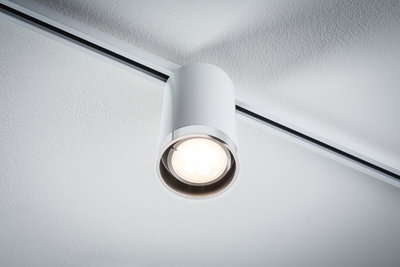 Weißer LED-Deckenstrahler aus Metall an Schienensystem für moderne Innenbeleuchtung