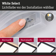 Finger stellt Lichtfarbe bei LED-Deckenleuchte ein, wählbar zwischen Warmweiß, Neutralweiß, Tageslichtweiß