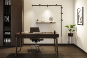Modernes Büro mit dunklem Holztisch, schwarzem Lederstuhl und schwarzer LED-Wandleuchte für Arbeitslicht.