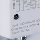 Nahaufnahme eines weißen LED-Treibers mit technischen Angaben zu Spannung, Farbtemperatur 3000K und Leistung 13/18W