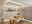 Modernes Esszimmer mit LED-Decken- und Wandbeleuchtung, Holztisch und weißen Stühlen, stilvolle Raumbeleuchtung.