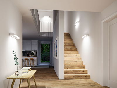 Moderner Flur mit Holztreppe und weißen Wandleuchten für stilvolle Innenraumbeleuchtung