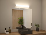 Salle de bain moderne avec lavabo en céramique noir, plan de travail en bois et éclairage miroir LED.