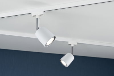 Zwei weiße LED-Strahler aus Metall an Schienensystem für flexible Raumbeleuchtung.
