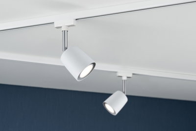 Zwei weiße LED-Strahler aus Metall an Schienensystem für flexible Raumbeleuchtung.