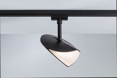 Schwarze LED-Schienenleuchte mit geriffelter Glasabdeckung für moderne Innenbeleuchtung