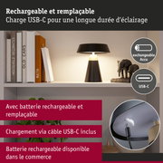 Lampe de table noire avec câble USB-C et batterie rechargeable sur étagère blanche avec livres