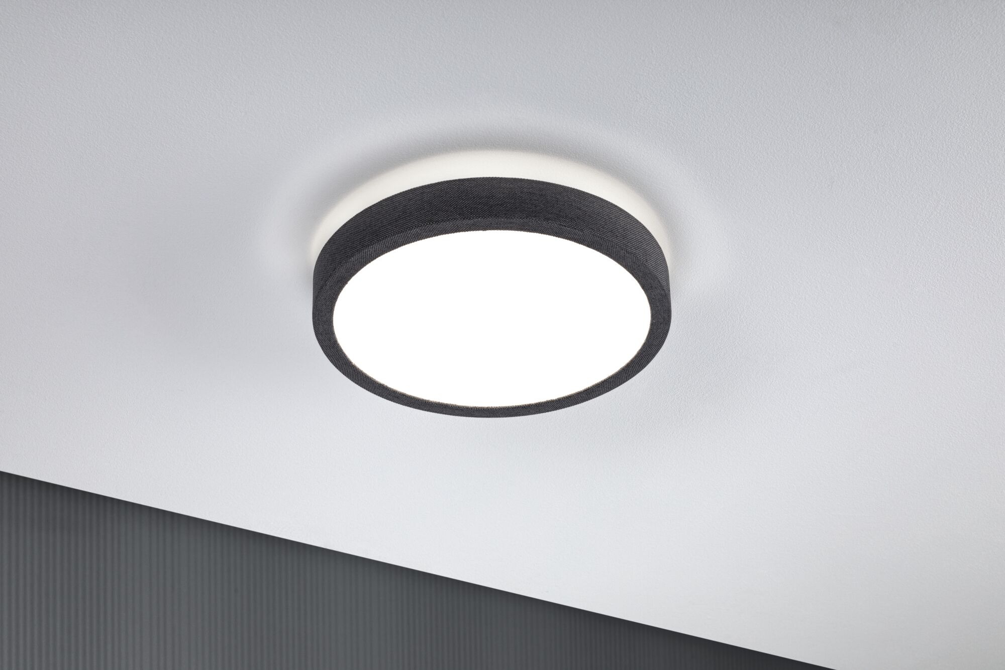 Runde Deckenleuchte mit schwarzem Stoffrand und hellem Diffusor für modernes Raumlicht