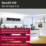 Cuisine blanche moderne avec éclairage LED sous les meubles et l’îlot, système d’éclairage économe