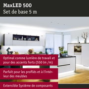 Cuisine blanche moderne avec système d'éclairage LED MaxLED 500 pour lumière de travail et accents