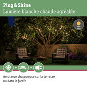 Guirlande LED Plug & Shine blanc chaud dans jardin avec fauteuils confortables et plantes