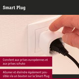 Smart Plug blanc en plastique avec prise Schuko et bouton marche-arrêt manuel sur prise murale