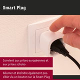 Smart Plug blanc en plastique avec prise Schuko et bouton marche-arrêt manuel sur prise murale