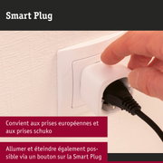 Smart Plug blanc en plastique avec bouton, branché dans une prise européenne, accessoire domotique