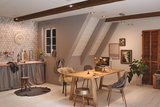 Cuisine conviviale avec table en bois, chaises grises et éclairage suspendu moderne à LED.