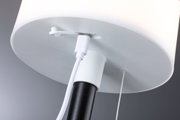 Gros plan sur un abat-jour blanc avec pied noir et câble USB blanc pour lampe LED