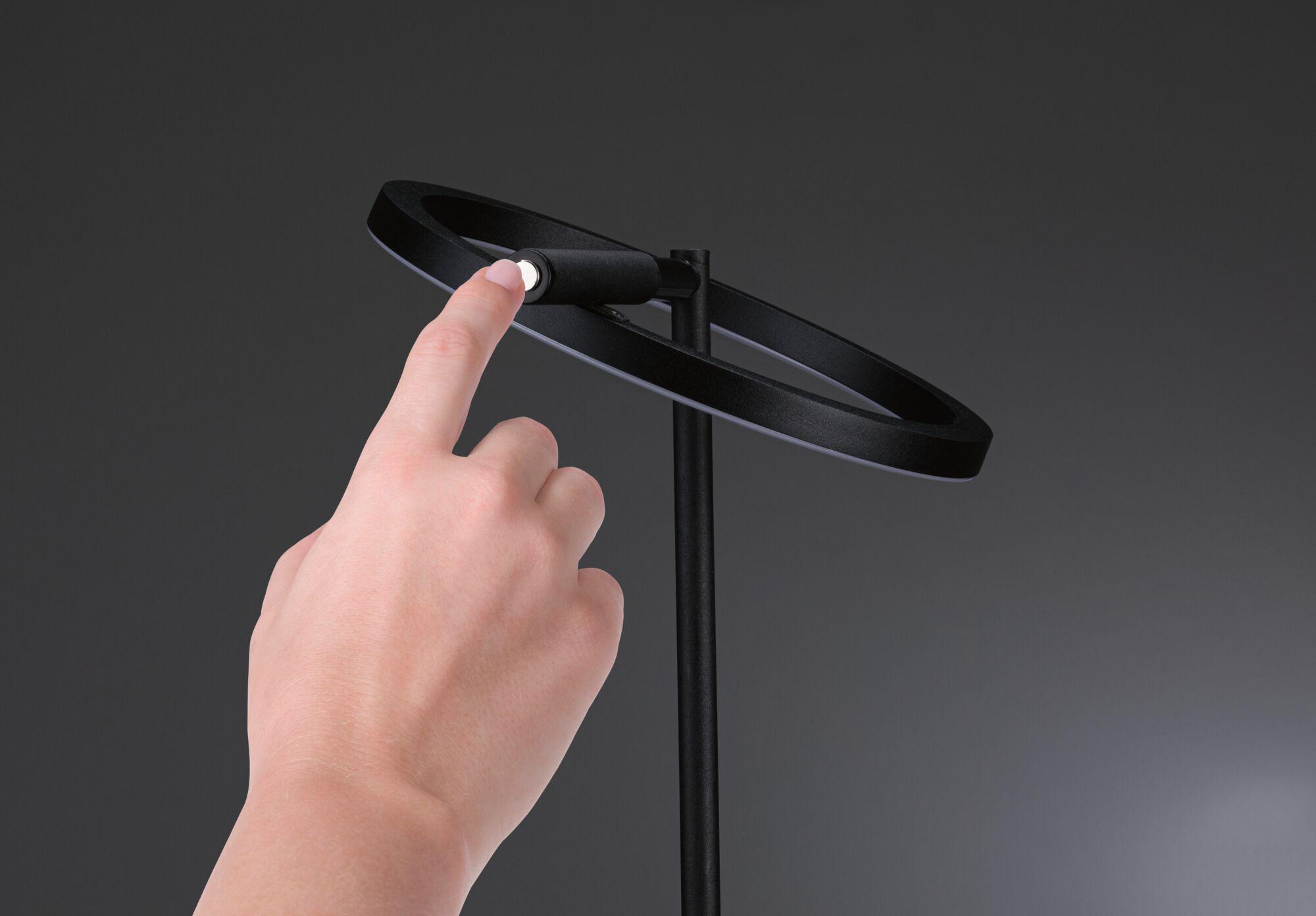 Hand berührt schwarzen LED-Ring aus Metall mit Touch-Schalter für moderne Stehleuchte
