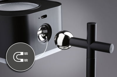 Lumière en métal noir avec joint magnétique et boule brillante pour un éclairage flexible.