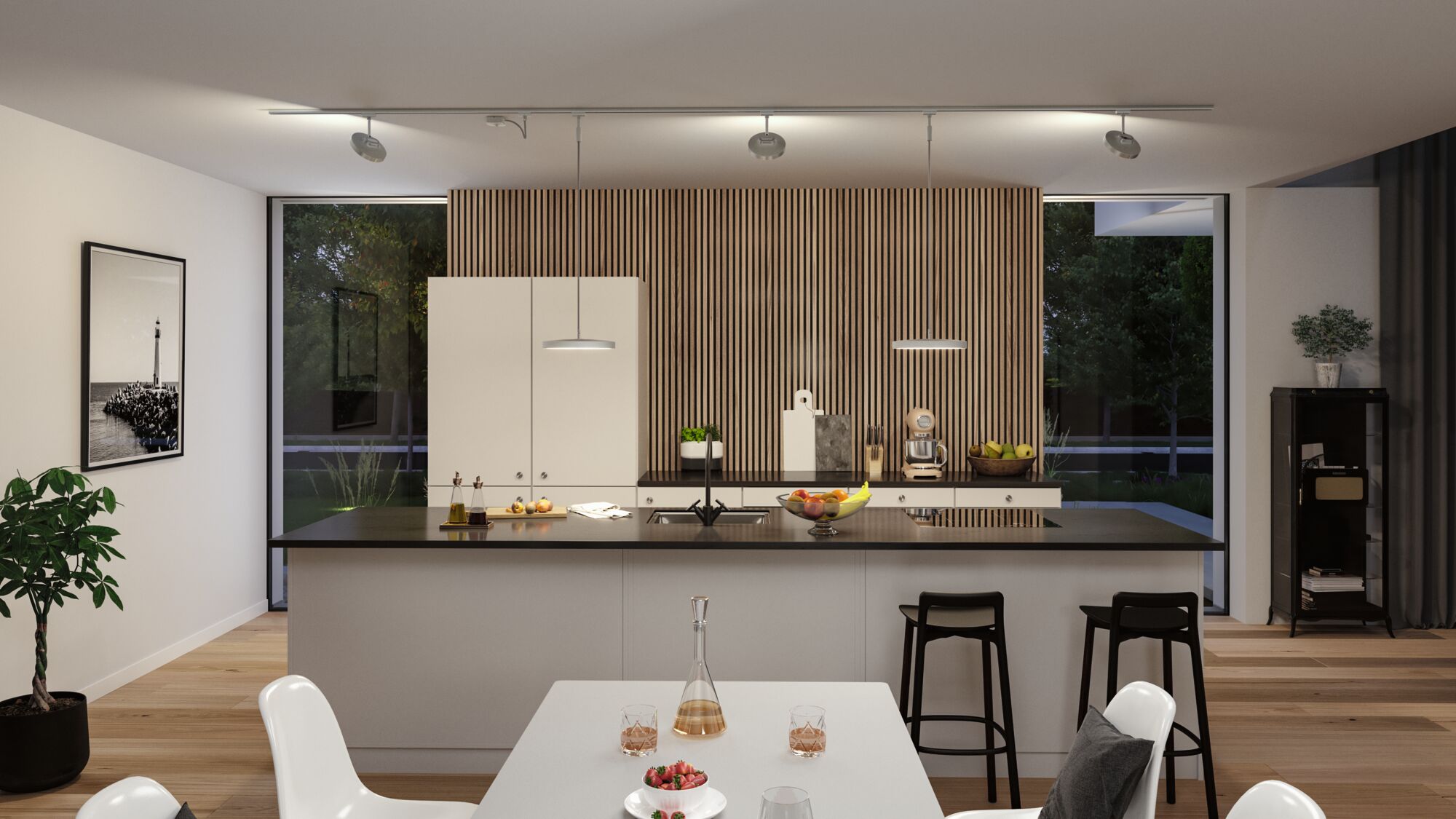 Moderne keuken met houten lattenwand, witte kasten, zwart aanrecht en stijlvolle plafondverlichting.