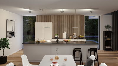Moderne keuken met houten lattenwand, witte kasten, zwart aanrecht en stijlvolle plafondverlichting.