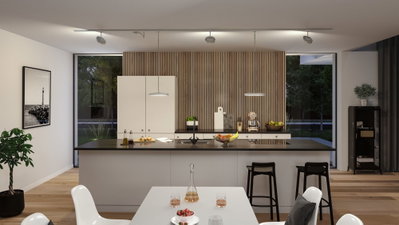 Moderne Küche mit Holzlamellenwand, weißen Schränken und schwarzer Arbeitsplatte, stilvolle Beleuchtung.
