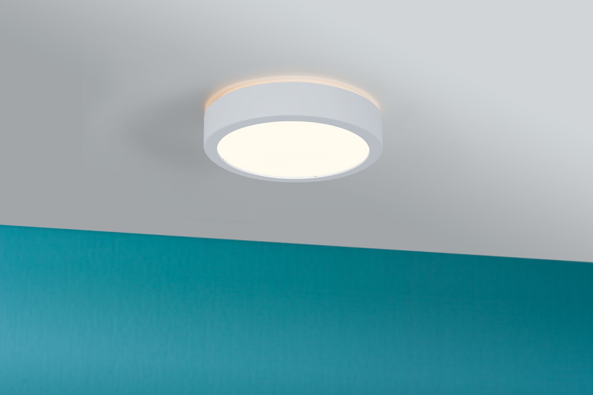 Runde weiße Deckenleuchte aus Kunststoff mit warmweißem LED-Licht für moderne Innenräume