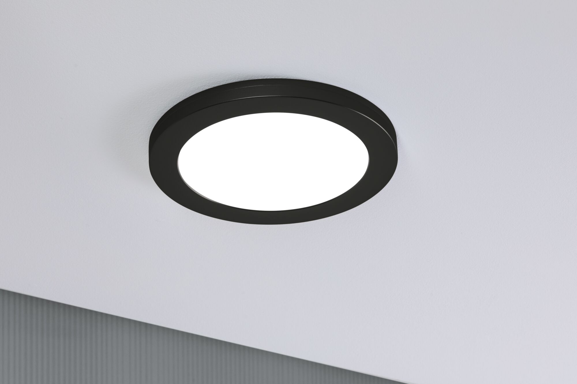 Rund LED-loftlampe med sort metalramme og hvid diffusor til moderne indendørs belysning