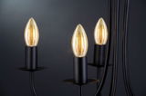 Zwarte metalen kandelaar met warmwit gloeiende lampen voor sfeervolle verlichting thuis
