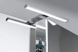 Applique LED de salle de bain moderne en chrome avec deux barres au-dessus d'une armoire miroir