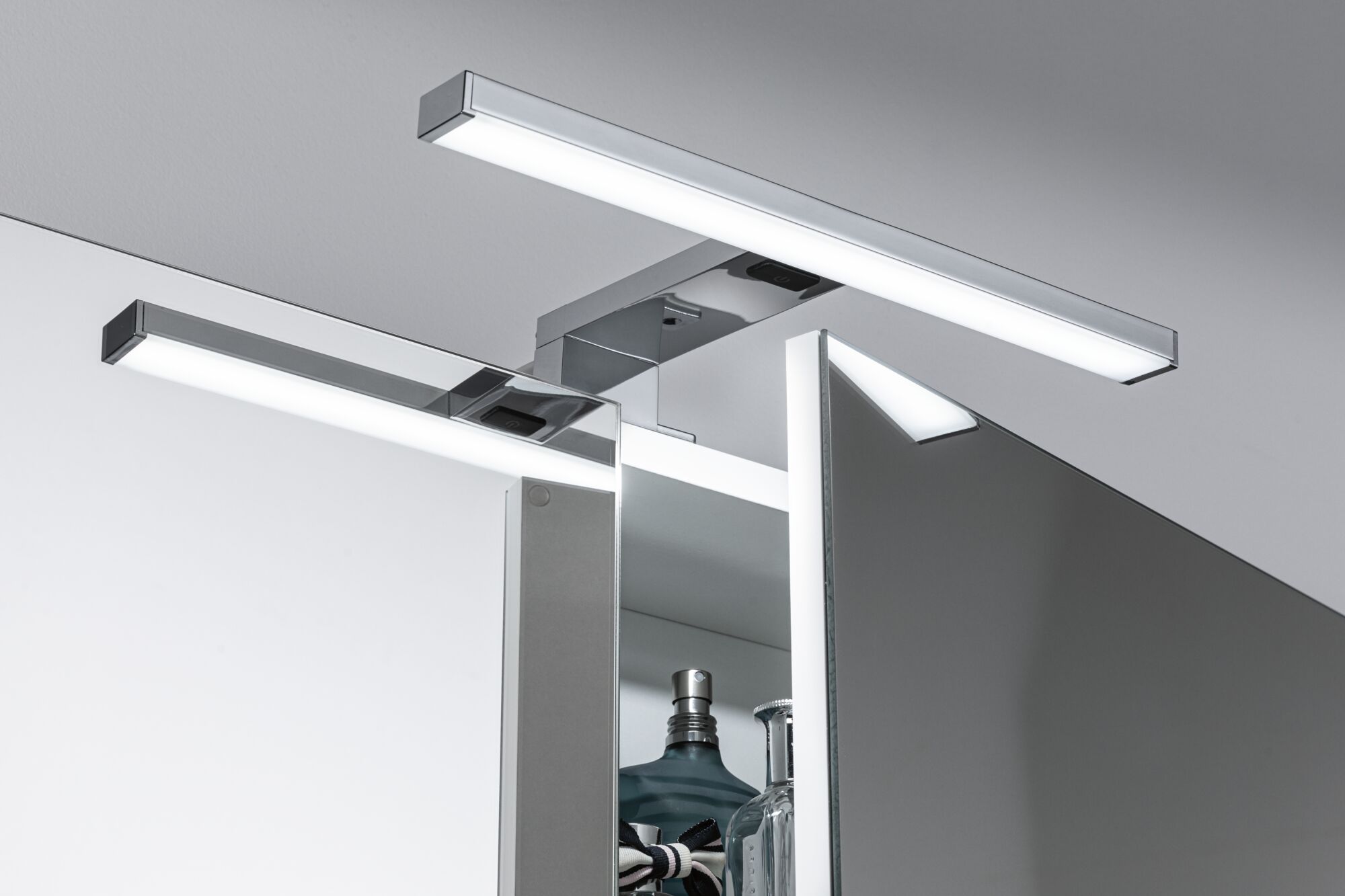Moderne LED-Badezimmerleuchte in Chrom mit zwei Leuchtstäben über Spiegelschrank für Badbeleuchtung