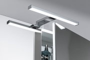 Moderne LED-Badezimmerleuchte in Chrom mit zwei Leuchtstäben über Spiegelschrank für Badbeleuchtung