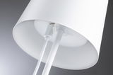 Gros plan sur un abat-jour blanc en métal avec câble et support pour éclairage LED