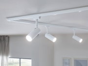 Weiße LED-Schienenstrahler aus Metall an der Decke für moderne Raumbeleuchtung und Akzentsetzung