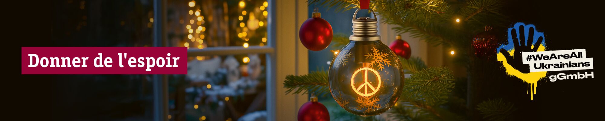 Boule de Noël en verre avec symbole de paix lumineux et boules rouges sur sapin près d'une fenêtre éclairée