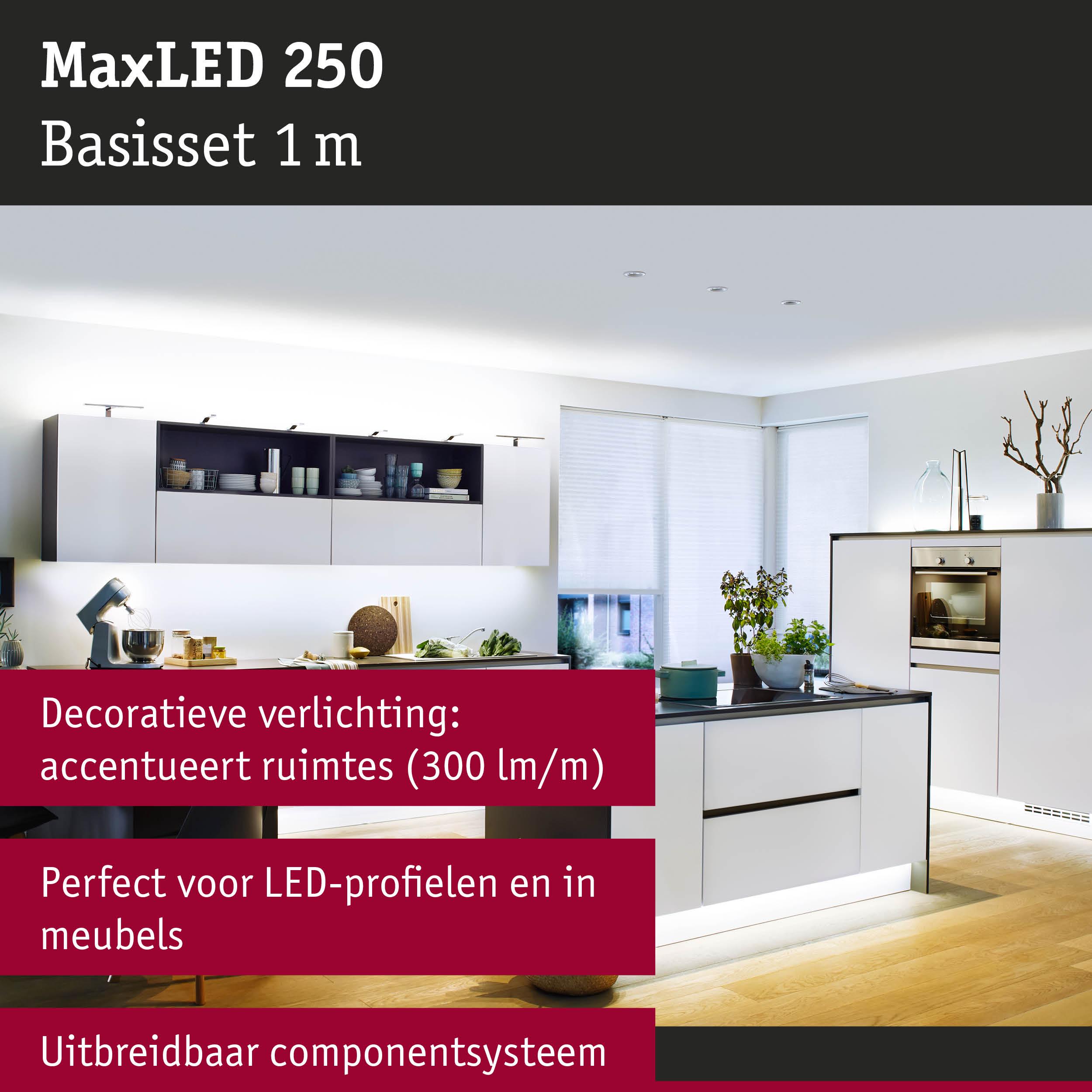 MaxLED 250 1 m LED-basisset verlicht moderne keuken met witte meubels en houten vloer