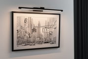 Zwarte metalen LED-kunstlicht die stedelijk zwart-wit stadsbeeld met auto's en wolkenkrabbers verlicht.