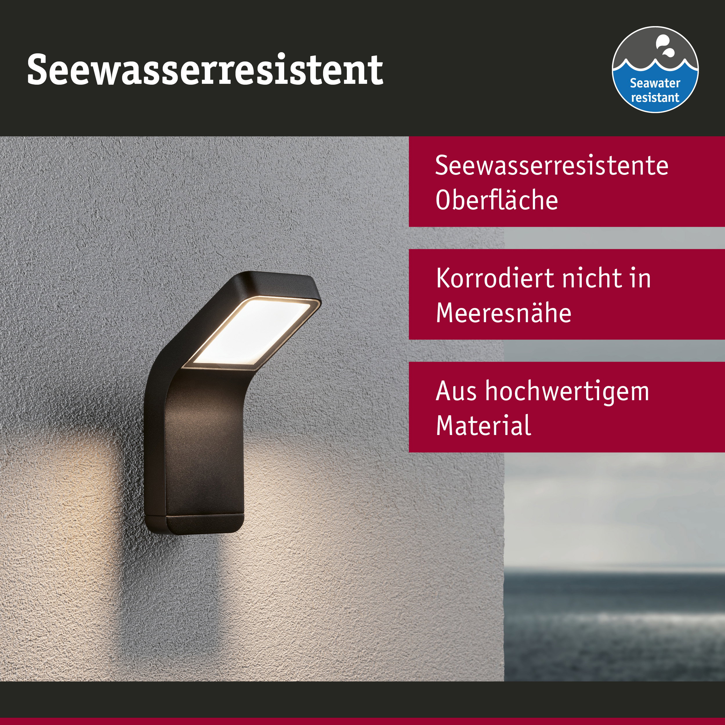Schwarze Außenwandleuchte mit seewasserresistenter Oberfläche an grauer Wand mit Meerblick