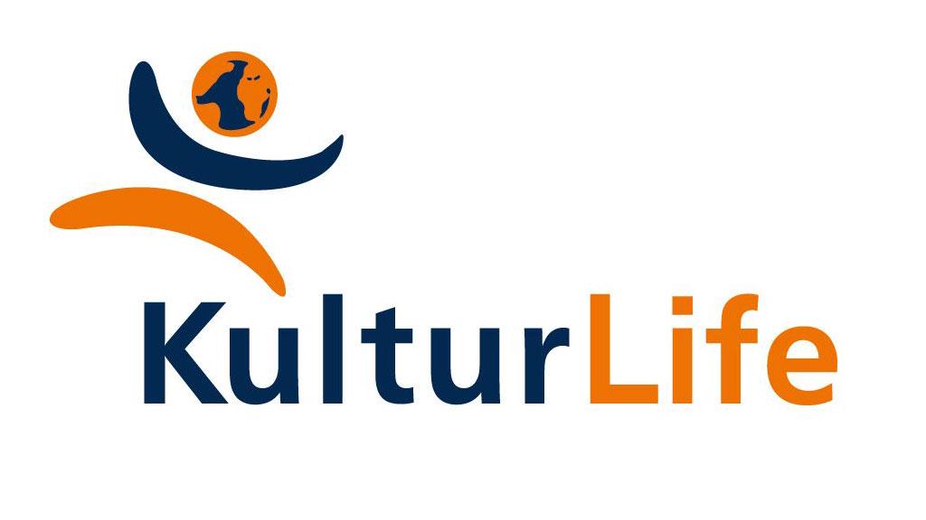 Logo KulturLife mit stilisiertem Menschen in Blau und Orange auf weißem Hintergrund, Symbol für Kultur und Leben.
