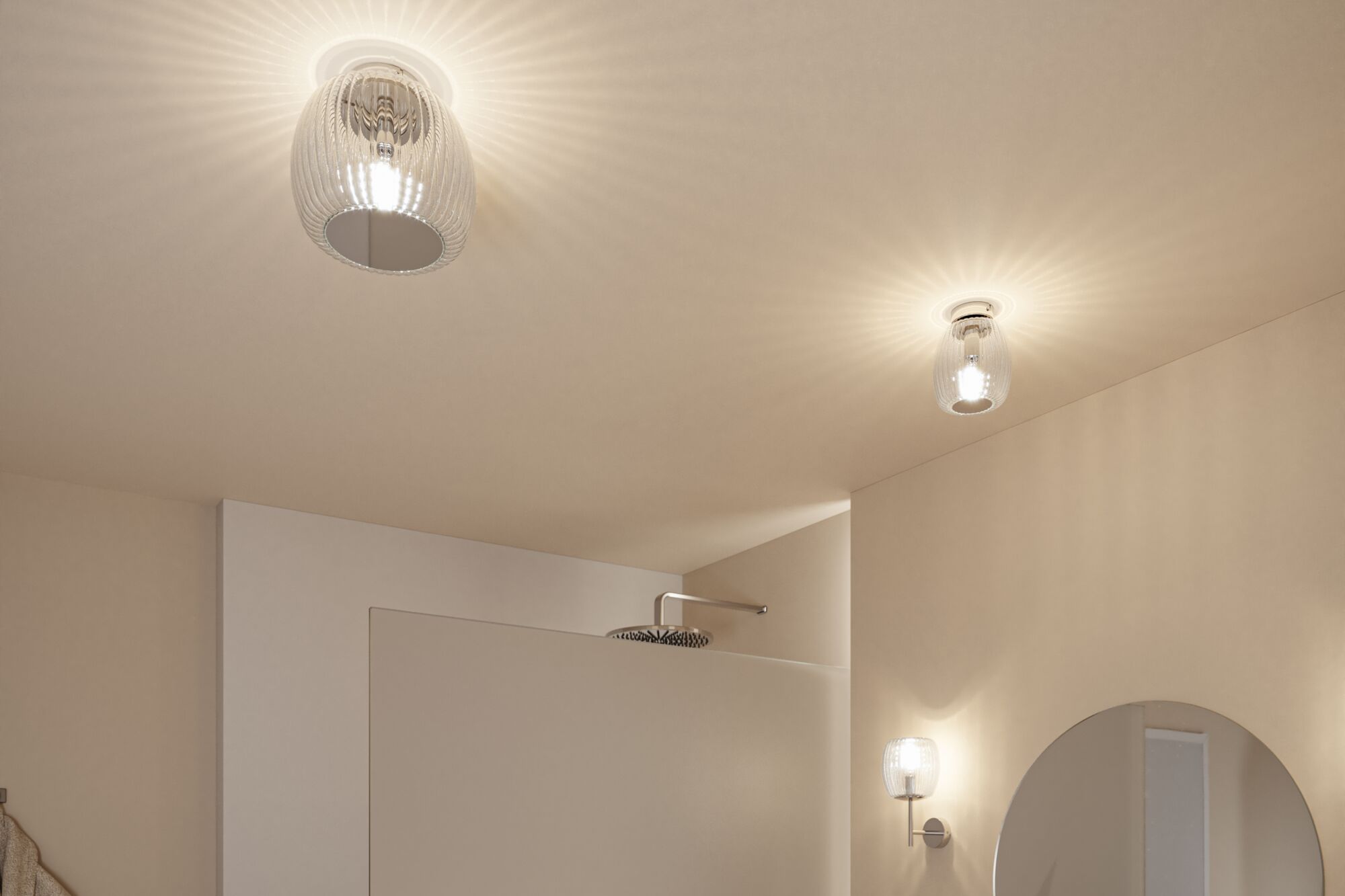 Zwei Deckenleuchten mit transparentem geriffeltem Glas und warmweißem Licht in modernem Badezimmer
