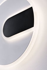 Moderne runde LED-Wandleuchte in Weiß mit schwarzem Akzent für stilvolle Innenbeleuchtung