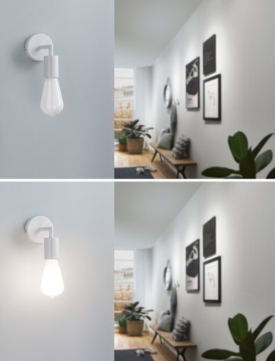 Moderner weißer Wandspot mit LED-Glühbirne in Flur mit Holzbänken und Pflanzen, Beleuchtungskonzept.