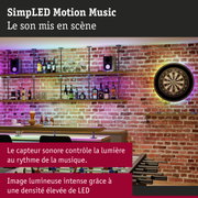 Bar avec murs en briques rouges, éclairage LED et cible de fléchettes, lumière contrôlée par la musique