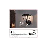 Sort udendørs væglampe med bevægelsessensor og justerbar skumringsfunktion til husmure.