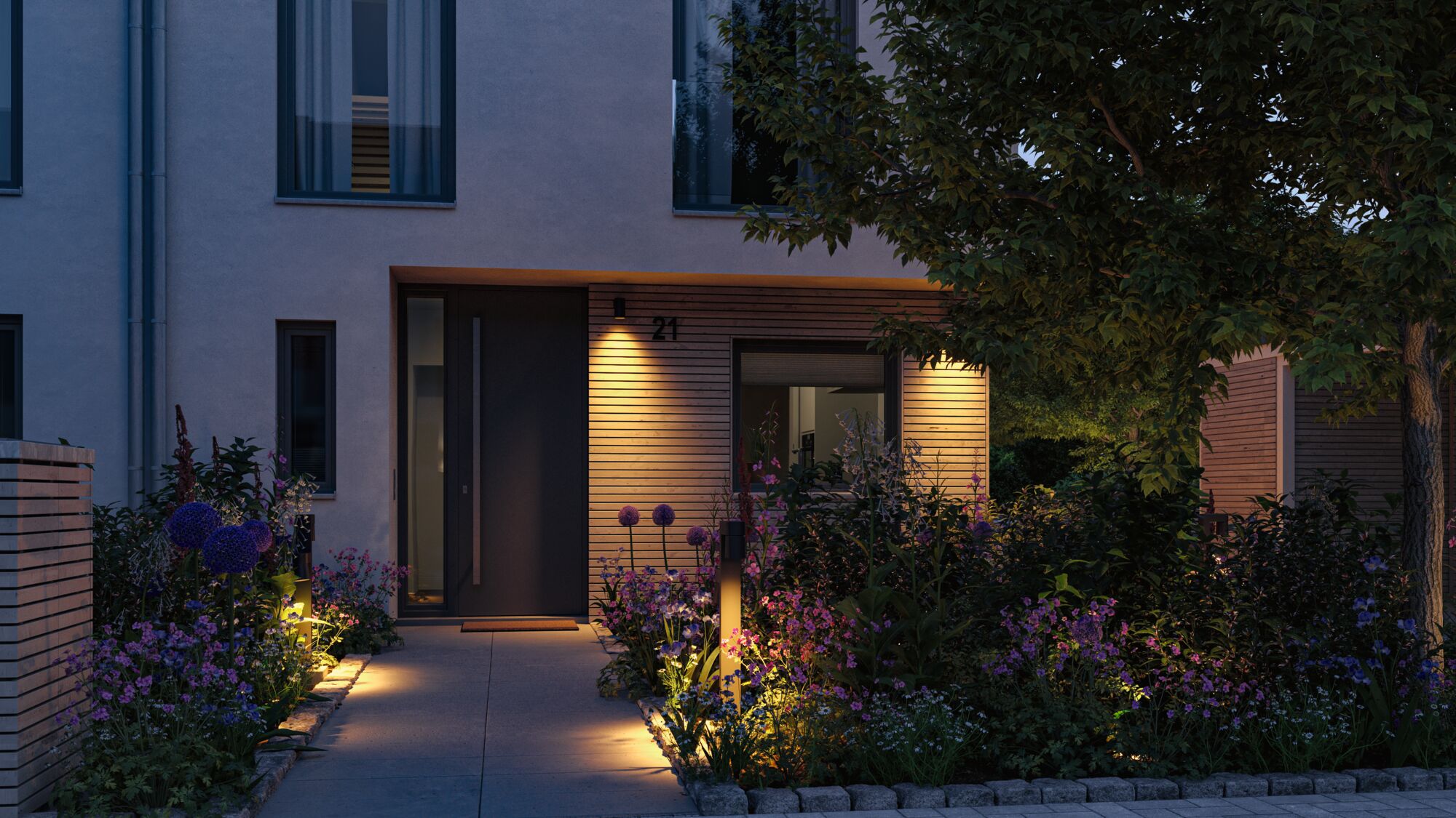 Modernes Haus mit Holzverkleidung und warmweißer Außenbeleuchtung im Gartenweg und Eingangsbereich