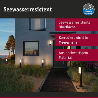 Seewasserresistente Außenleuchten aus hochwertigem Material beleuchten Weg vor modernem Haus am Meer